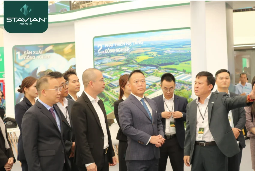 Ban Lãnh đạo Tập đoàn Stavian tại gian hàng triển lãm Hội chợ Mùa Thu 2025
