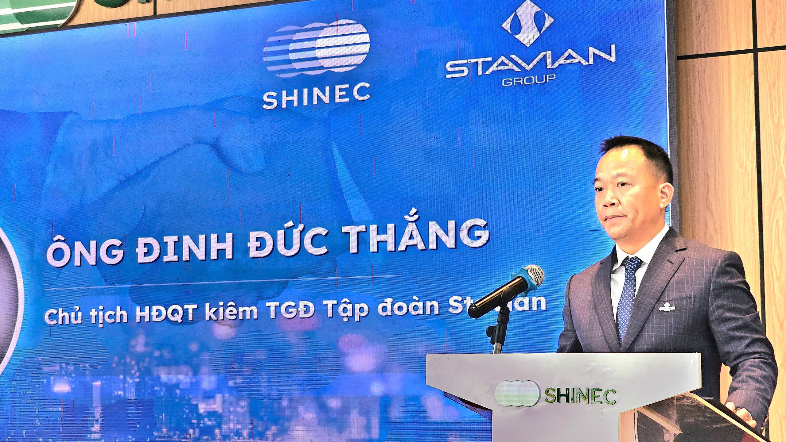 Tập đoàn Stavian & Tập đoàn Shinec ký kết Thoả thuận Hợp tác Chiến lược về Bất động sản Công nghiệp 5 %C3%94ng%20%C4%90inh%20%C4%90%E1%BB%A9c%20Th%E1%BA%AFng%20%E2%80%93%20Ch%E1%BB%A7%20t%E1%BB%8Bch%20H%C4%90QT%20ki%C3%AAm%20T%E1%BB%95ng%20Gi%C3%A1m%20%C4%91%E1%BB%91c%20T%E1%BA%ADp%20%C4%91o%C3%A0n%20Stavian%20ph%C3%A1t%20bi%E1%BB%83u%20t%E1%BA%A1i%20bu%E1%BB%95i%20l%E1%BB%85 Tập đoàn Stavian & Tập đoàn Shinec ký kết Thoả thuận Hợp tác Chiến lược về Bất động sản Công nghiệp
