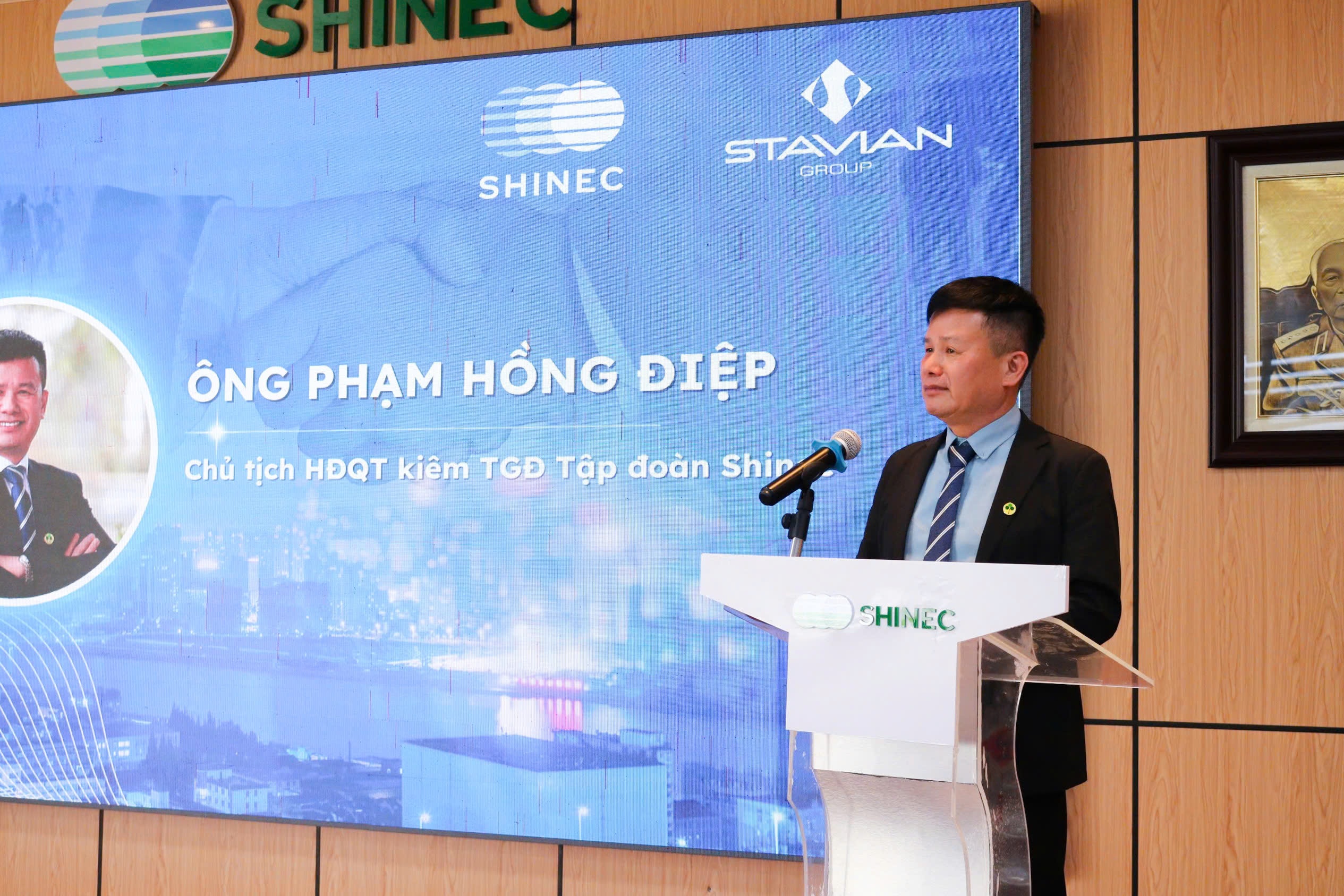 Tập đoàn Stavian & Tập đoàn Shinec ký kết Thoả thuận Hợp tác Chiến lược về Bất động sản Công nghiệp 6 %C3%94ng%20Ph%E1%BA%A1m%20H%E1%BB%93ng%20%C4%90i%E1%BB%87p%20 %20Ch%E1%BB%A7%20t%E1%BB%8Bch%20T%E1%BA%ADp%20%C4%91o%C3%A0n%20Shinec%20ph%C3%A1t%20bi%E1%BB%83u%20t%E1%BA%A1i%20s%E1%BB%B1%20ki%E1%BB%87n Tập đoàn Stavian & Tập đoàn Shinec ký kết Thoả thuận Hợp tác Chiến lược về Bất động sản Công nghiệp