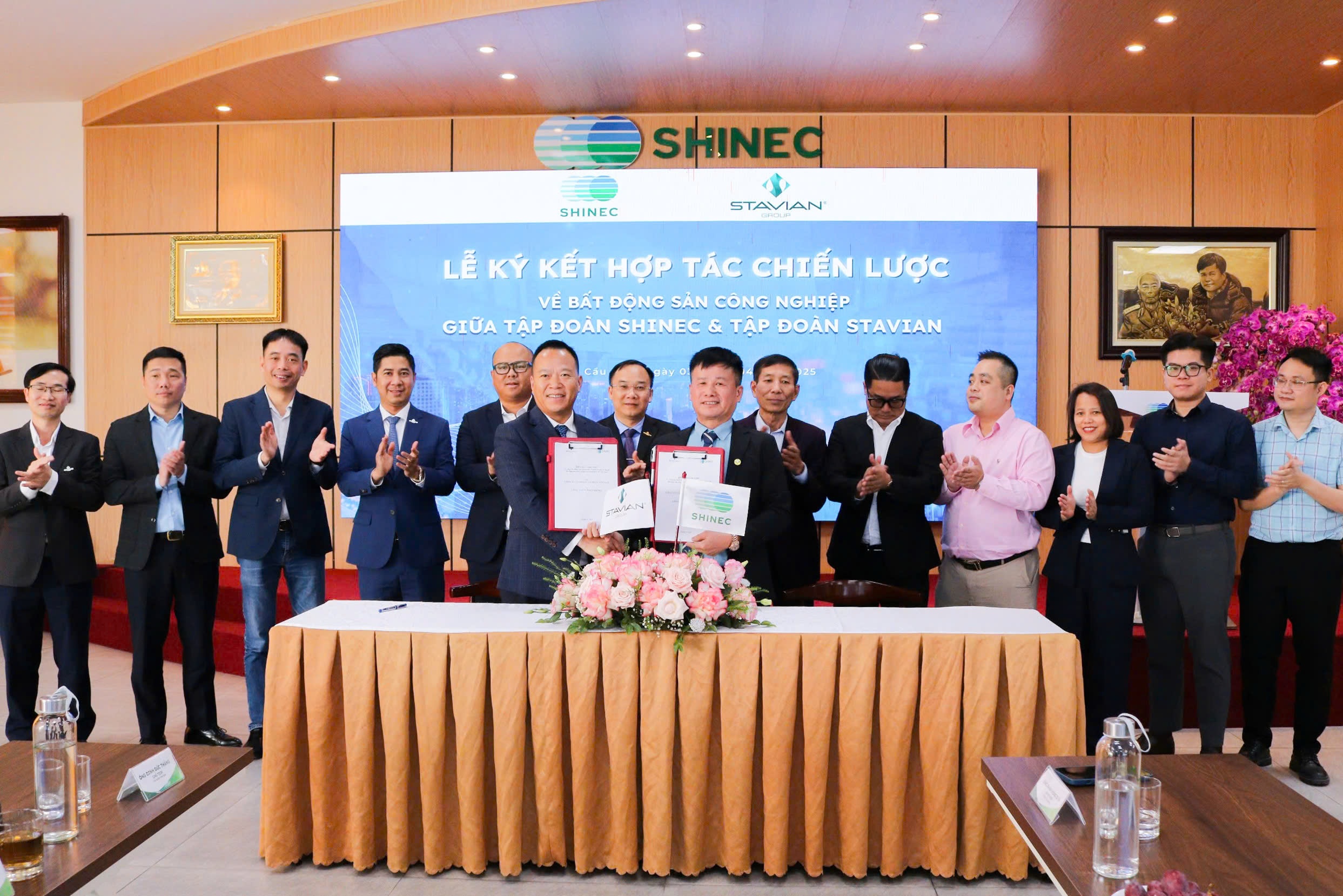Tập đoàn Stavian & Tập đoàn Shinec ký kết Thoả thuận Hợp tác Chiến lược về Bất động sản Công nghiệp 4 L%E1%BB%85%20k%C3%BD%20k%E1%BA%BFt%20tho%E1%BA%A3%20thu%E1%BA%ADn%20h%E1%BB%A3p%20t%C3%A1c%20chi%E1%BA%BFn%20l%C6%B0%E1%BB%A3c%20gi%E1%BB%AFa%20T%E1%BA%ADp%20%C4%91o%C3%A0n%20Stavian%20v%C3%A0%20T%E1%BA%ADp%20%C4%91o%C3%A0n%20Shinec 2 Tập đoàn Stavian & Tập đoàn Shinec ký kết Thoả thuận Hợp tác Chiến lược về Bất động sản Công nghiệp